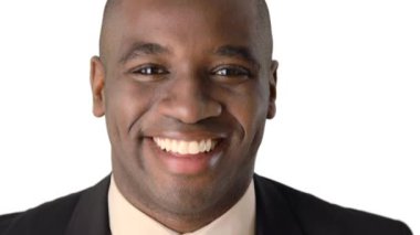 Gülümseyen Afrikalı Amerikalı İş Adamı 'na yaklaş.