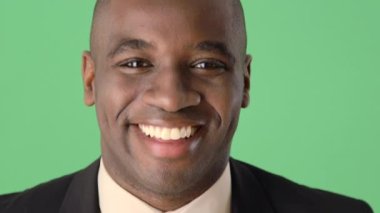 Gülümseyen Afrikalı Amerikalı İş Adamı 'na yaklaş.