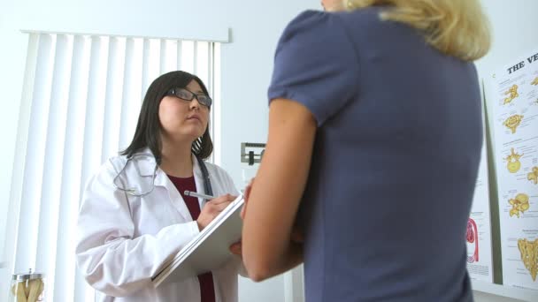 Médico Japonês Ouvindo Paciente Tomando Notas — Vídeo de Stock