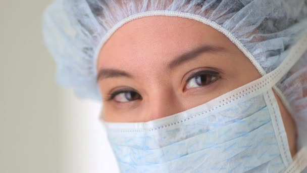 Detailní Záběr Čínské Ženy Lékař Nosí Chirurgickou Masku — Stock video