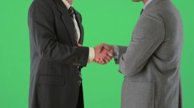 İki işadamı yeşil ekranda el sıkışıyor