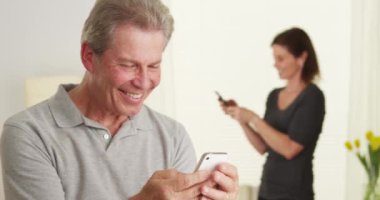 Neşeli komuta sizde Smartphone kullanarak