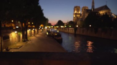 Paris 'teki Seine Nehri' nin karşısındaki Notre Dame Katedrali 'nin güzel manzarası. Fransa 'da, Fransa' nın su kıyısının yakınındaki tarihi Fransız kent simgesinin gece manzarası
