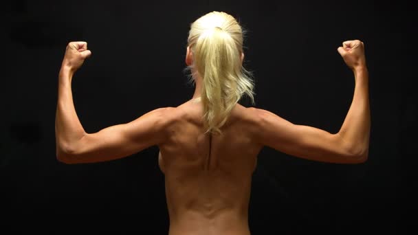 Vue Arrière Femme Blonde Fléchissant Les Muscles Dos — Video