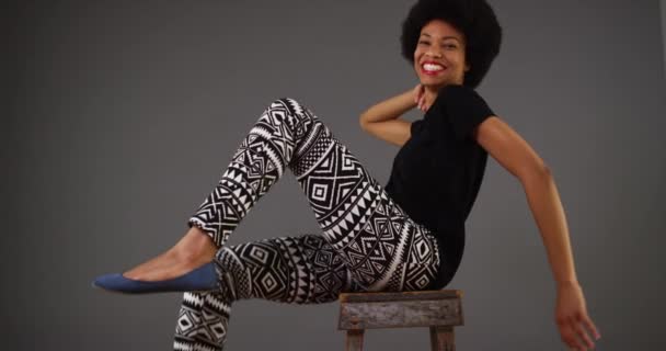 Szczęśliwa Kobieta Czarny Taniec Krzesło — Wideo stockowe
