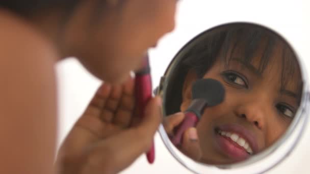 Černá Dívka Použití Make Zrcadle — Stock video