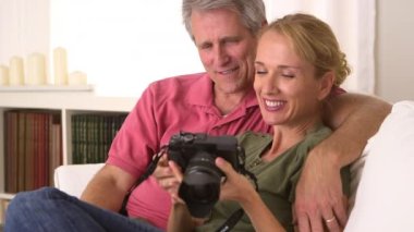 Olgun çift kameradaki resimlere bakıyor.