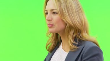 Bilgisayarda çalışan iş kadınına yakın çekim