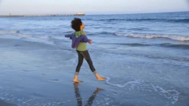 Kumsalda oynayan kadın.