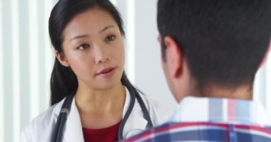 Çinli Doktor hastaya konuşuyor