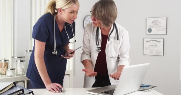 Médico Enfermeira Grávida Trabalhando Juntos Laptop — Vídeo de Stock