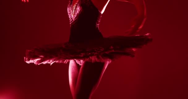 Argentinsk Balettdansare Praktiserar Danspositioner — Stockvideo