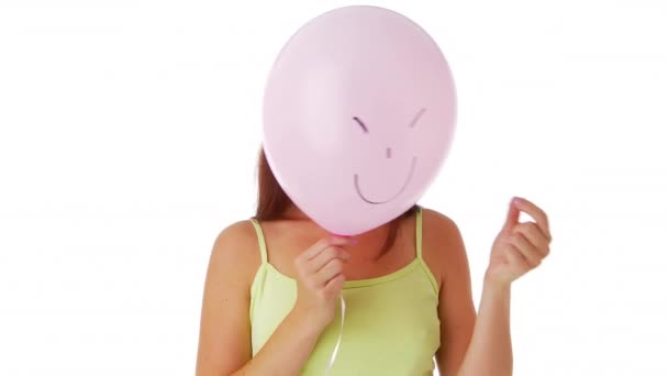 Kobieta Wyskakuje Balonem Przed Jej Twarzą — Wideo stockowe