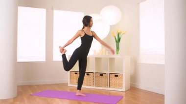 Yoga yapan sevimli Çinli kadın: Dansın Efendisi