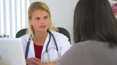 Asyalı kadın doktoruna sağlık endişelerini dile getiriyor