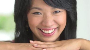 Gülümseyen Tayvanlı kadına yaklaş.