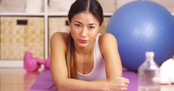 Zor Japon Kadın Egzersiz Yaptıktan Sonra Dinlenme — Stok video