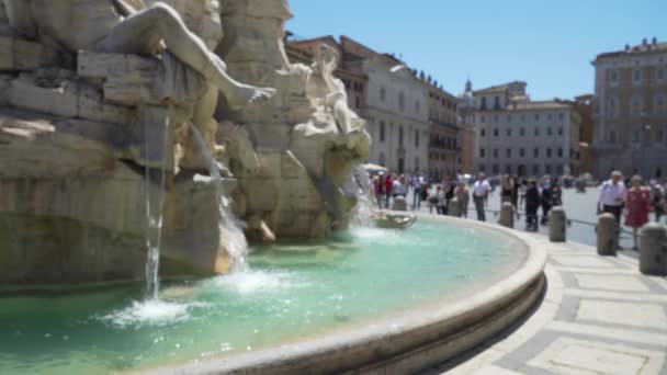 Nieostre Zbliżenie Fontanny Czterech Rzek Turystą Spacerującym Piazza Navona Ciasny — Wideo stockowe