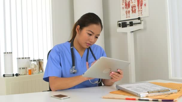 Joven Feliz Médico Asiático Trabajando Tableta Oficina — Vídeo de stock