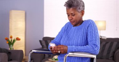 Olgun siyah kadın manifatura Smartphone cep telefonu ile