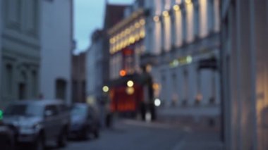 Şehir merkezindeki Avrupa şehir sokağının arka planında gece görüş alanı dışında. Bruges 'ün yeşil ekran bileşimi için bulanık gece görüntüsü arka planı. 4k