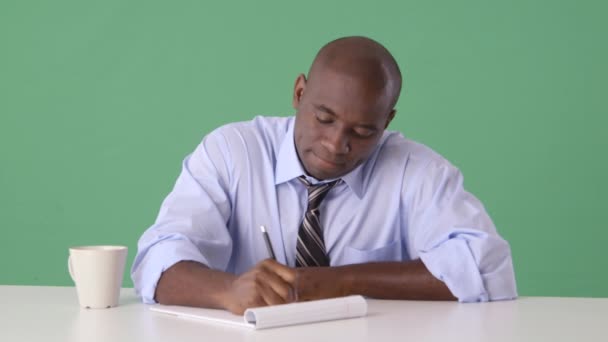 Afroamerikanischer Geschäftsmann Der Schreibtisch Arbeitet Wirft Papier Weg — Stockvideo