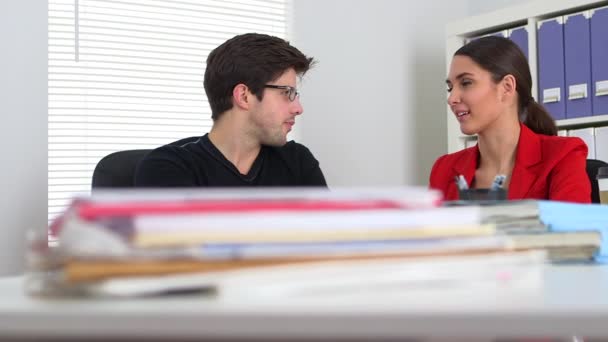 Compañeros Negocios Felices Hablando — Vídeos de Stock