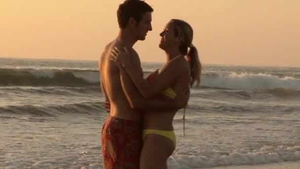 Jovem Casal Beijando Praia Pôr Sol — Vídeo de Stock