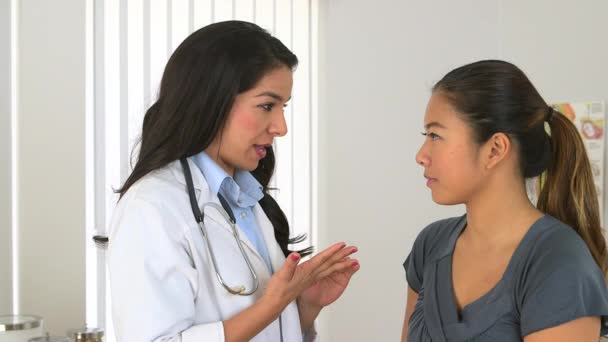 女性のヒスパニック系医師は アジアの患者を助言 — ストック動画