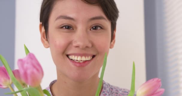 Atractiva Mujer China Sonriendo Con Tulipanes — Vídeos de Stock