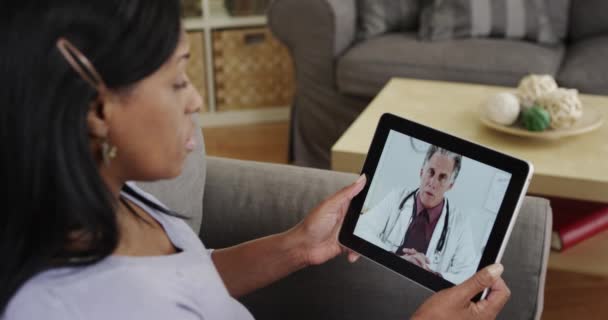 Paziente Africano Anziano Che Ascolta Medico Parlare Tablet — Video Stock