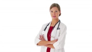 Kollarını kavuşturmuş kadın doktor portresi.