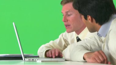 Yeşil ekranda masa başında çalışan işadamları