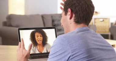 Çok etnik gruptan oluşan arkadaş webcam üstünde laptop
