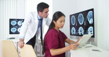 Ofiste birlikte çalışan çeşitli tıbbi ekip