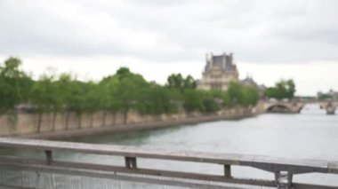 Paris 'teki Seine Nehri' nin köprü manzarası. Seine nehri üzerinde kasvetli bir gün