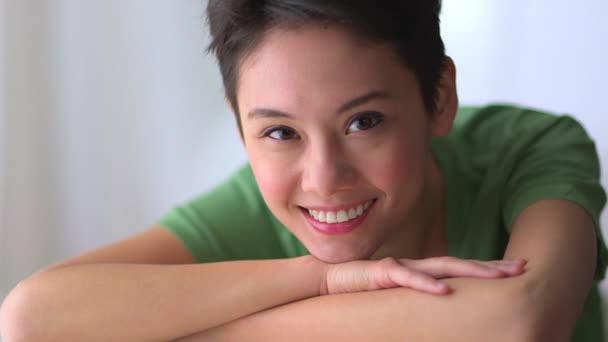 Mezcla Raza Asiática Mujer Sonriendo — Vídeo de stock