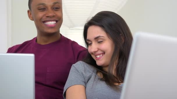 Afro Amerikaans Blank Paar Met Behulp Van Laptops Bank — Stockvideo