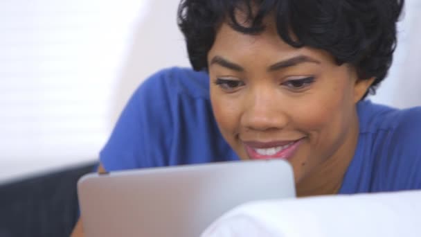 Крупный План Черной Женщины Помощью Ноутбука — стоковое видео
