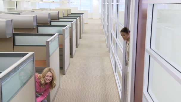 Üzletemberek Kiugranak Irodából Végigfutnak Folyosón — Stock videók