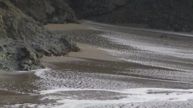 Dalgalar kıyı şeridinde kırılıyor