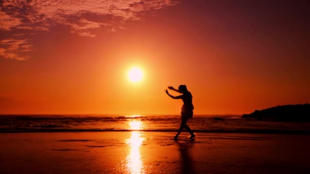 Beach Ballet Saat Matahari Terbenam Dalam Gerakan Lambat — Stok Video
