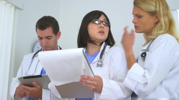 Equipe Médicos Altamente Qualificados Que Analisam Problemas Saúde Dos Pacientes — Vídeo de Stock