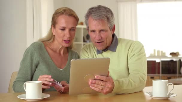 Starší Pár Používající Tablet Stole — Stock video