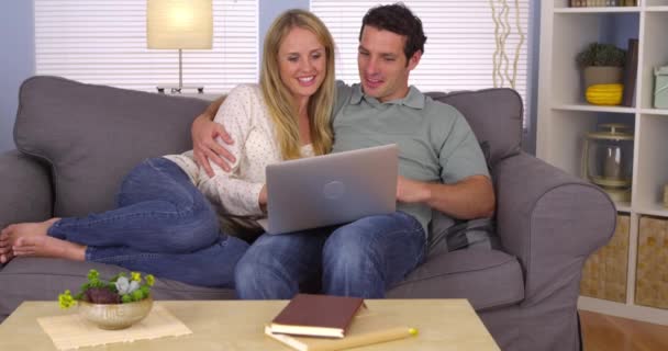 Doce Casal Usando Laptop Sofá — Vídeo de Stock