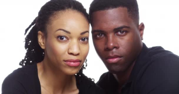 Portret Poważne Młoda Para Czarny Patrząc Kamery — Wideo stockowe