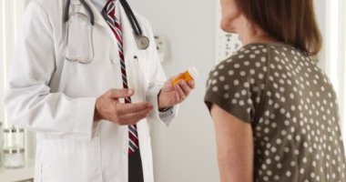 Doktor reçete yaşlı kadın hastaya açıklayan