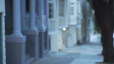 Gün batımında San Francisco 'daki evlerin yokuş aşağı manzarası. Banliyöde hiç insan olmadan Viktorya döneminden kalma ev cepheleri. 4k