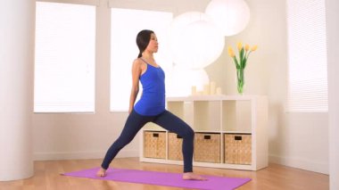 Çinli kadın yoga yaparken