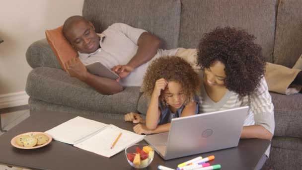 Afro Amerikaanse Familie Doet Huiswerk Met Laptop — Stockvideo
